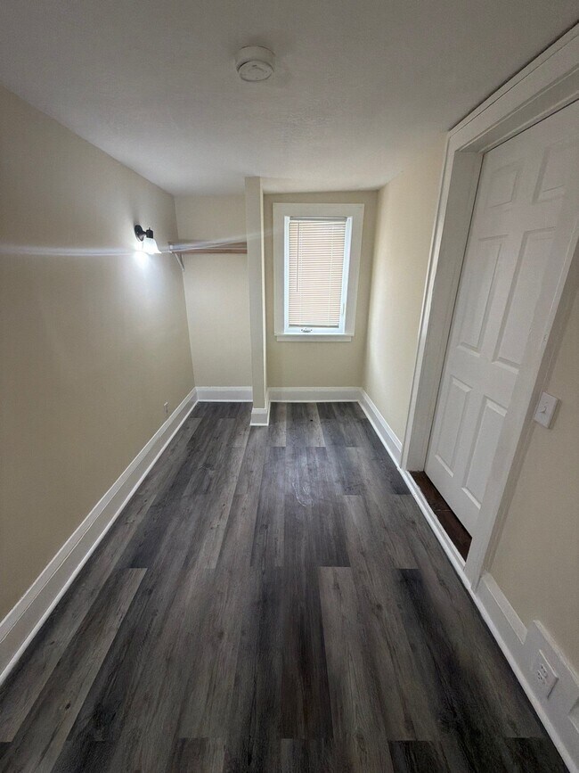 Photo - 583 Reaney Ave E