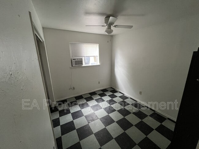 Photo - 123 Walter St NE