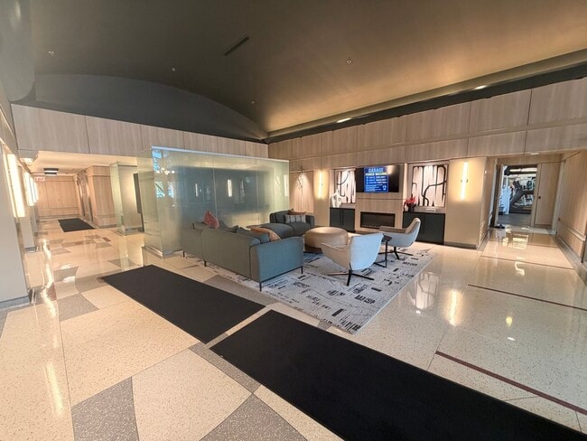 933 W Van Buren St