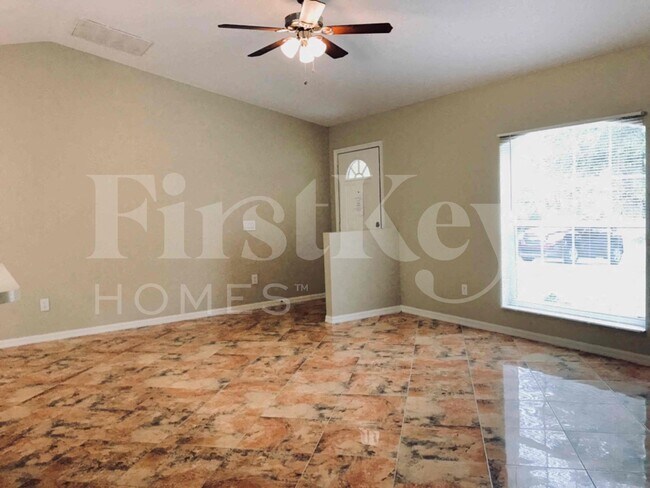 Photo - 2476 Parrot St