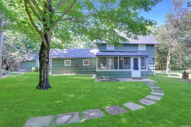 Photo - 7 Old Mastic Dr House