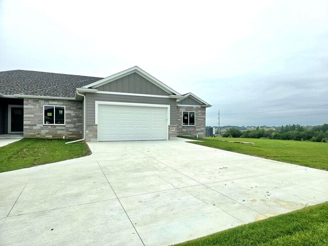 Building Photo - Newly Constructed Luxry Townhome