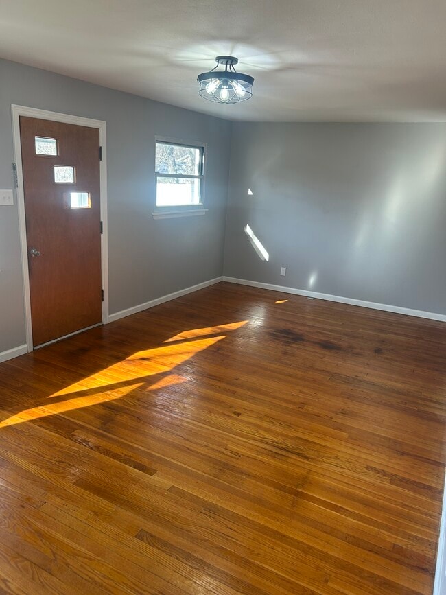 Photo - 1900 W Clark St