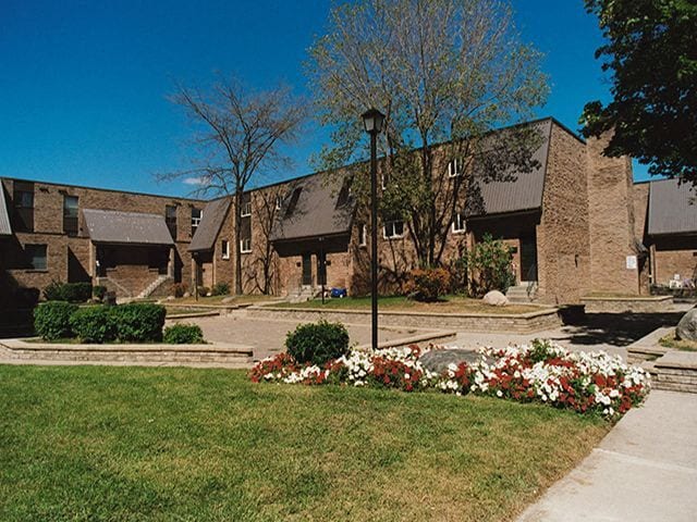 Building Photo - Carriage Hill