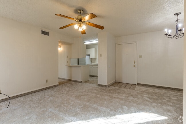 2BR, 2BA - 853SF - Living Room