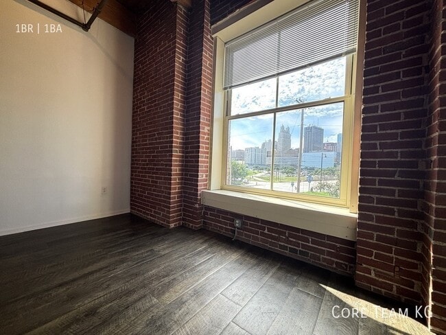 Building Photo - 204 W 5th St Unit 204