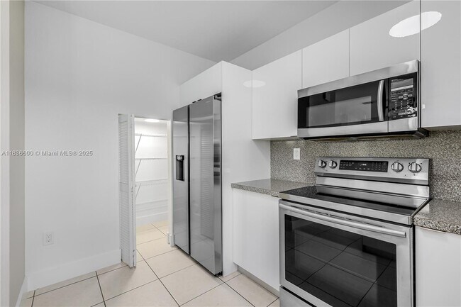 Photo - 942 SW 147th Ct