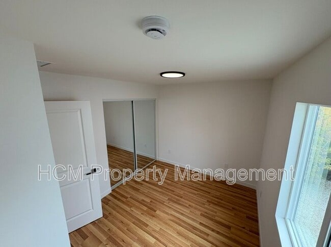 Photo - 856–858 W 47th St