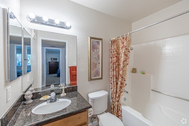2BR, 2BA - 969SF - Bathroom