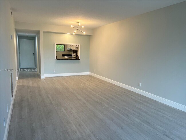 Photo - 8437 Forest Hills Dr Unidad 202-G
