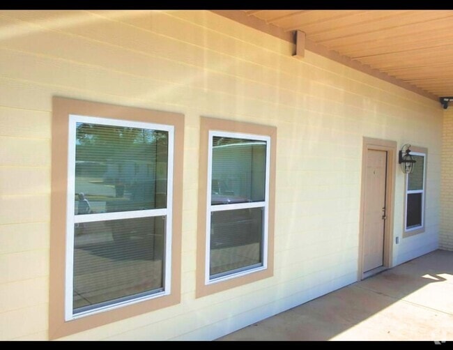 Building Photo - 126 E 6th Ave Rental