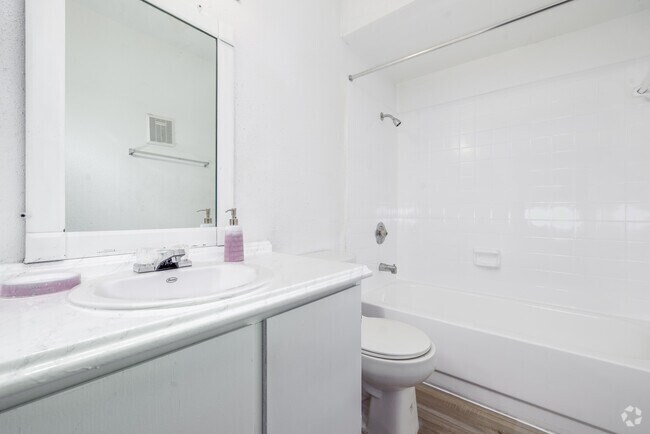 2BR, 2BA - 618SF - Second Bathroom