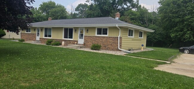Building Photo - 270 S Riverside Dr Rental