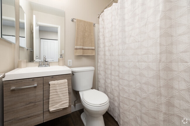 1BR, 1BA - 525SF - Bathroom