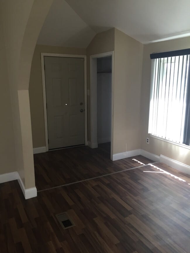 Photo - 2 bedroom 1 bath freshly painted in Redford