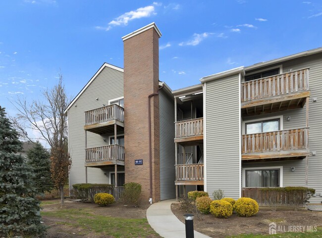 Building Photo - 1901 Ravens Crest Dr