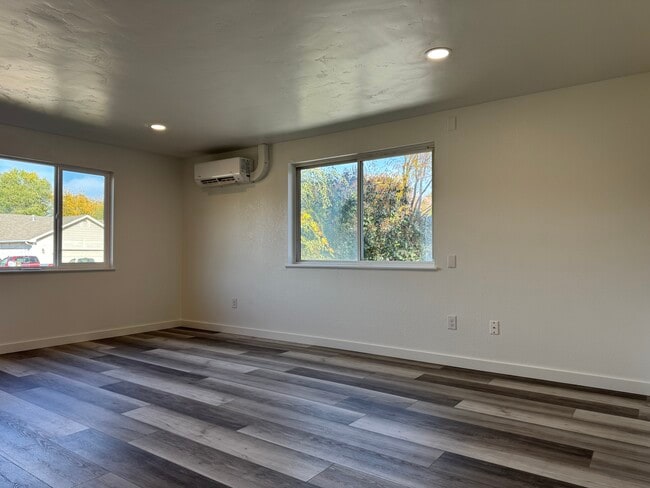 Photo - 903 Sunny Ln