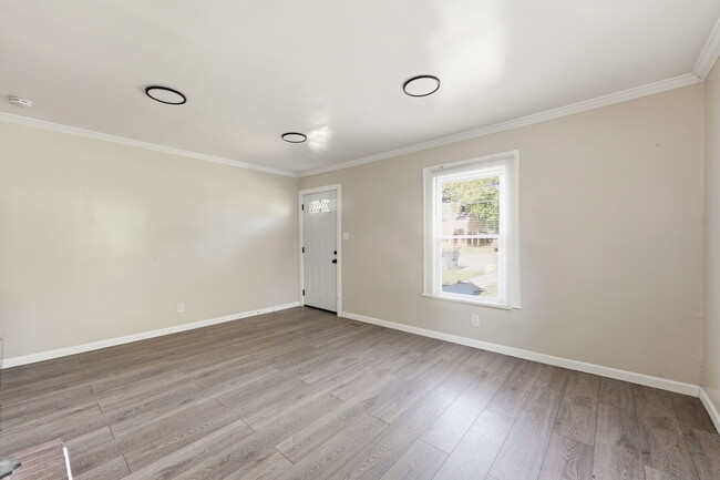 Photo - 214 Markham St