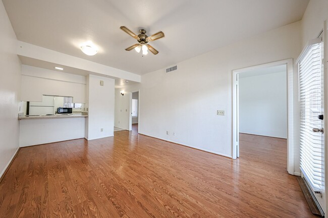 Building Photo - Centrally located and affordable in Woodlake Condominiums Unit 110