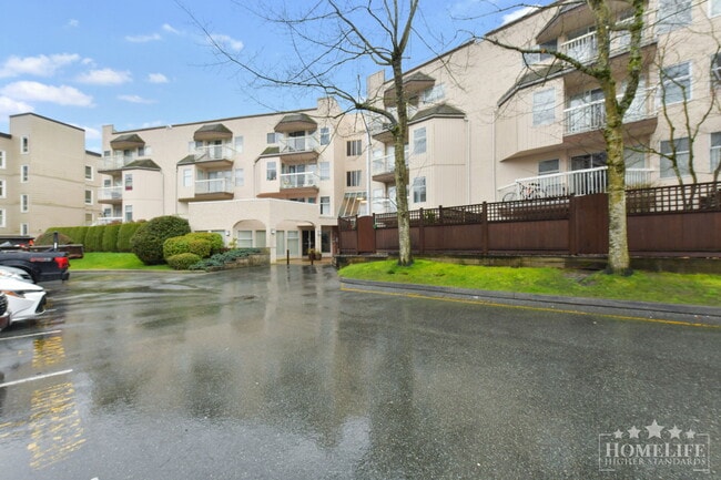 Building Photo - Newly Renovated 1 Bed 1 Bath Condo in the Heart of White Rock Unit 107