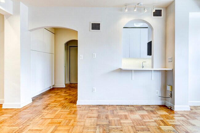 Photo - 2515 K St NW Unidad 604