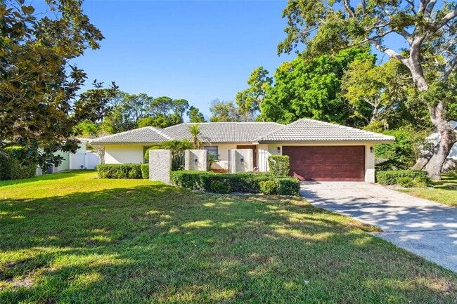 Building Photo - 970 Rolling Hills Dr