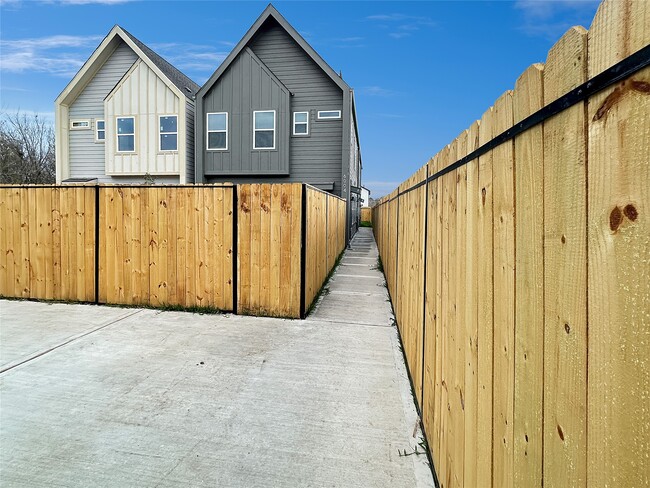 Building Photo - 6004 Bacher St