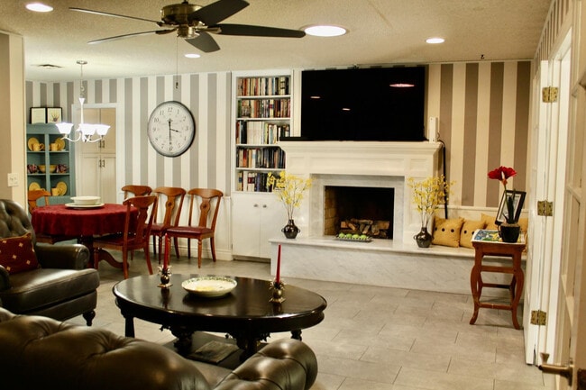 Photo - 2041 E Gary Cir