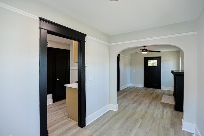 Photo - 401-403 S Garnsey St Unidad 401
