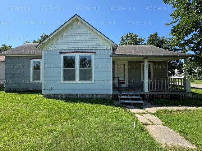 $795 - 2 bed 1 bath - Single Family Home - $795 - 2 bed 1 bath - Single Family Home