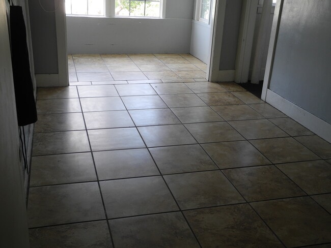 Building Photo - 1934 Henderson Ave Unit 1934 Henderson