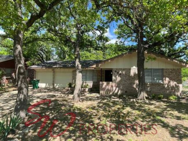 Building Photo - Lovely 3 bedroom home in established, quiet neighborhood