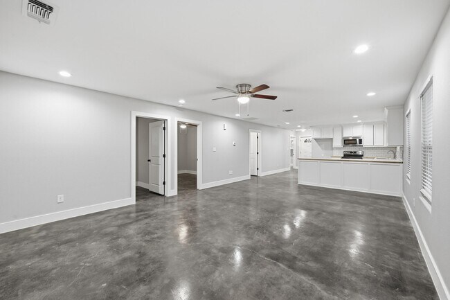 Photo - 607 E Day St