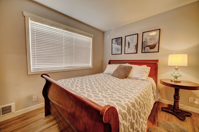 Photo - 10537 Midvale Ave N