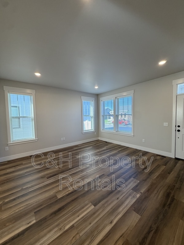 Photo - 1867 Annafeld Pkwy W
