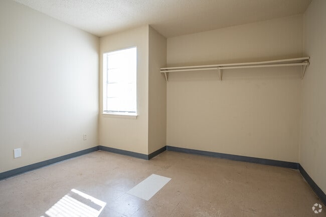 3BR, 1.5BA – 906SF Bedroom