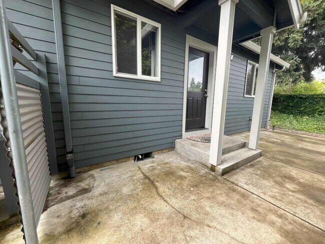 Photo - Charming SE Bungalow 3 Bed 2 Bathroom with Washer & Dryer Unit #B