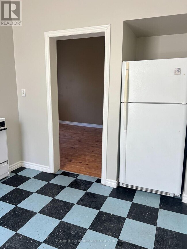 Photo - 730 Simcoe St S Unit 6