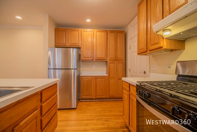 Building Photo - 7648 N Greenview Ave Unit 1W Rental