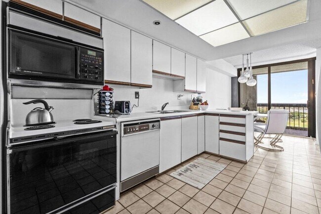 Photo - 1900 Consulate Pl