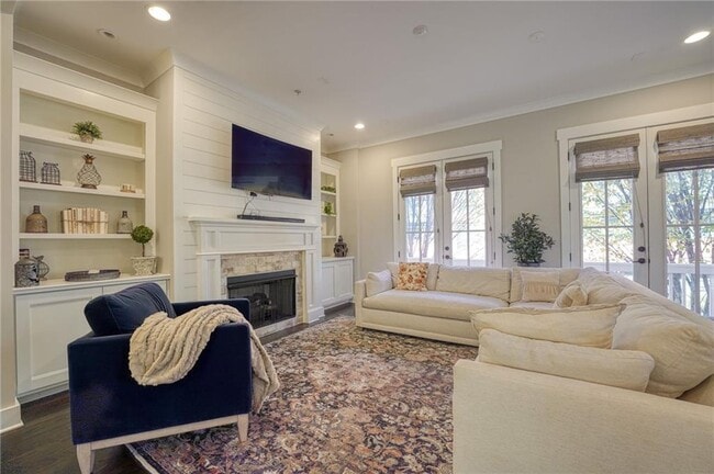 Building Photo - 984 Memorial Walk SE