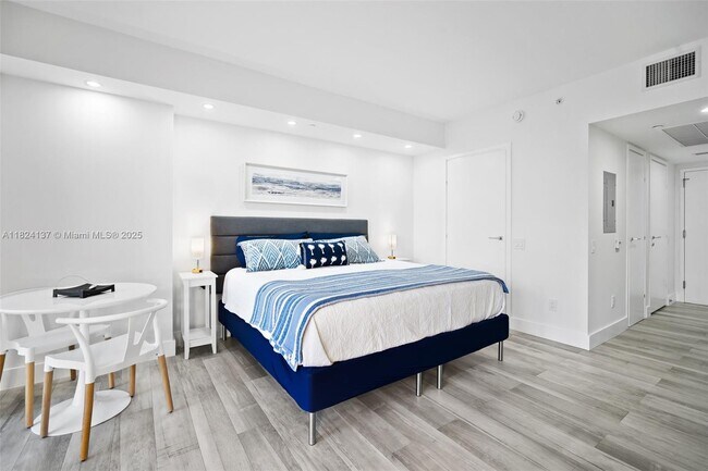 Photo - 1300 Brickell Bay Dr Unit 905