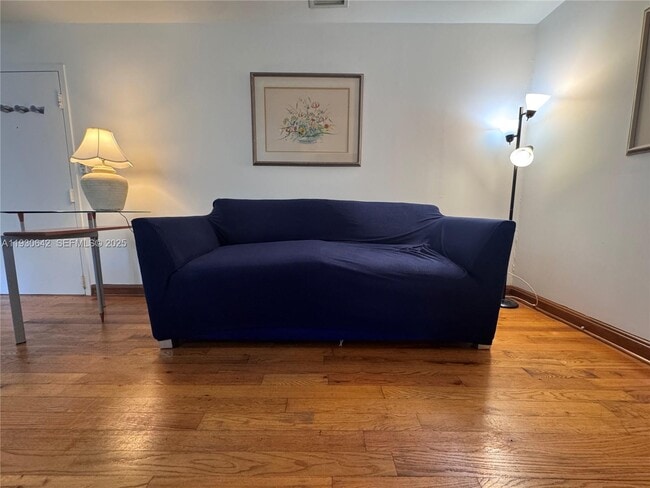 Photo - 361 Collins Ave Unidad A2