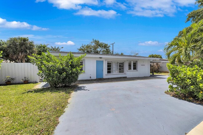 Building Photo - 1650 NE 33rd St Rental