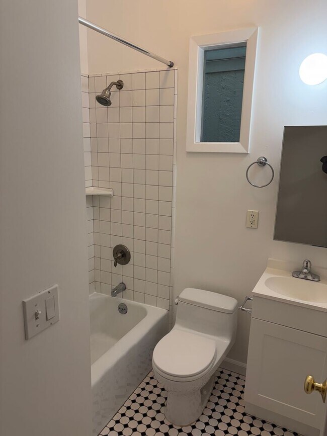 Photo - Charming One Bedroom in Hayes Valley **Washer/Dryer**Open Saturday/Sunday**