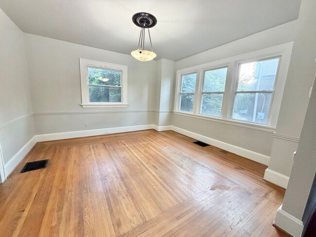 Photo - 1750 Avonlea Ave