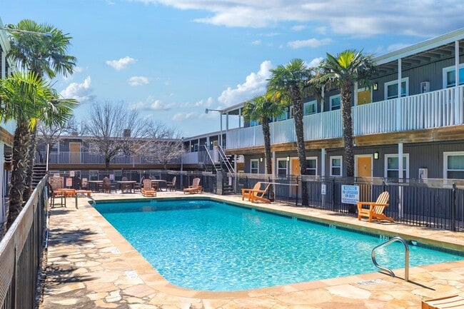 Building Photo - 2401 Manor Rd Unit #204