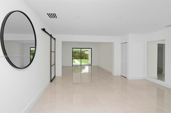 Photo - 231 NE 45th St