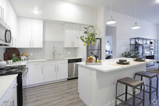 2BR, 2BA - 991 SF