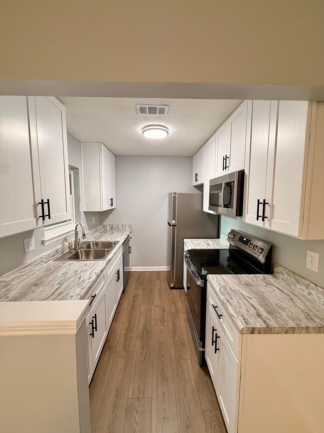 Building Photo - 204 Lake Cv